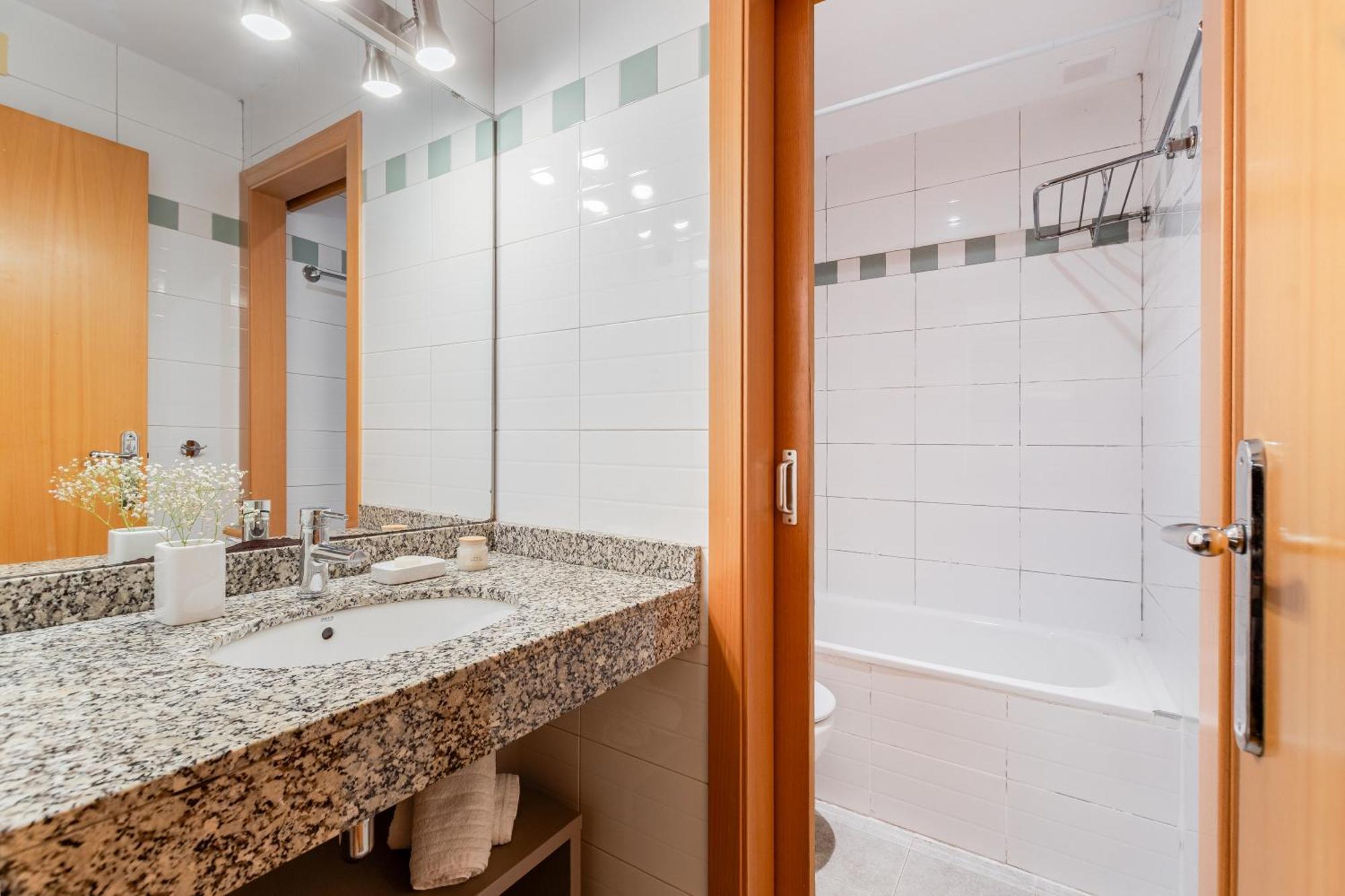Aspasios Plaza Real Apartments Барселона Екстериор снимка