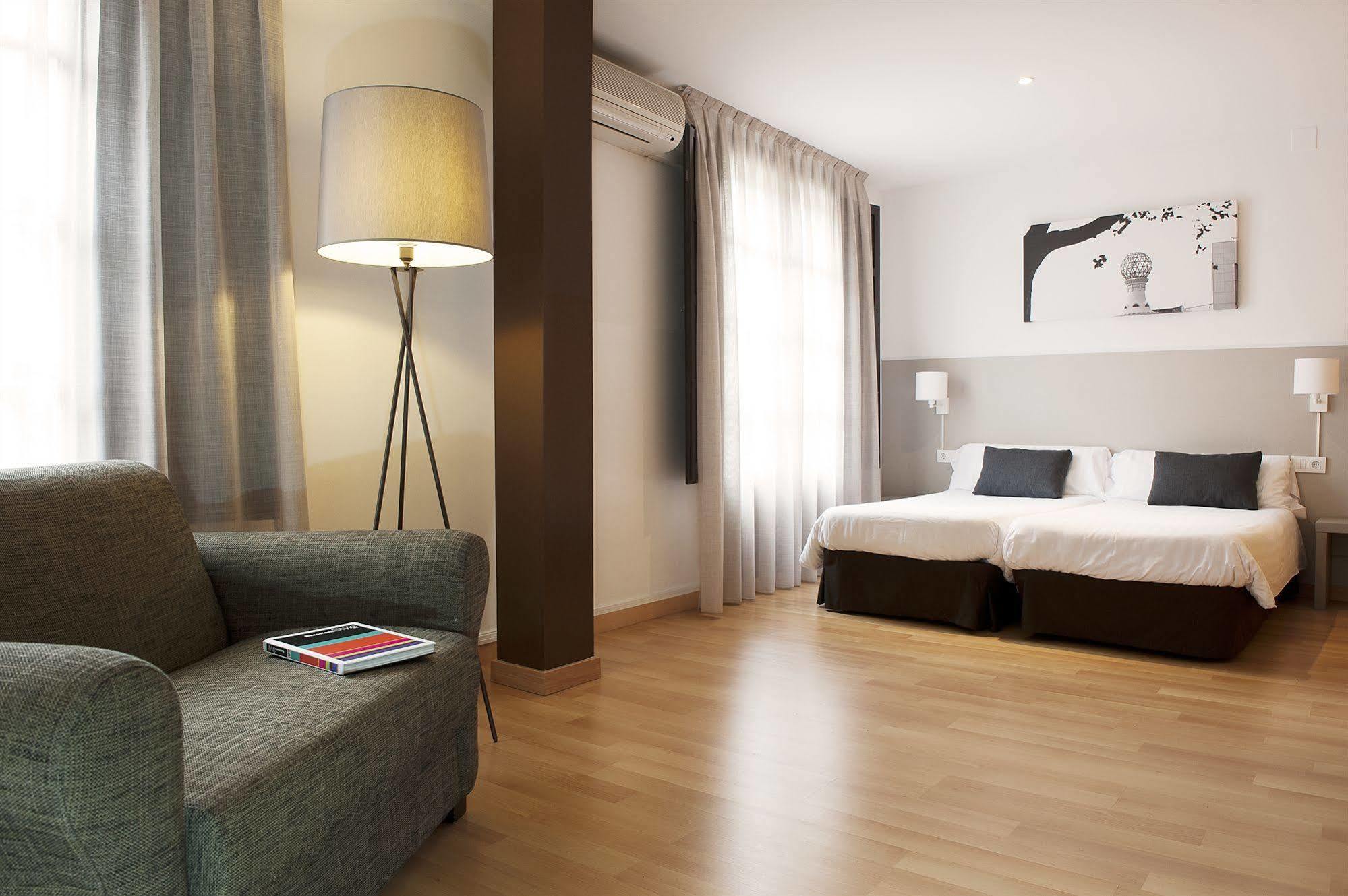 Aspasios Plaza Real Apartments Барселона Стая снимка