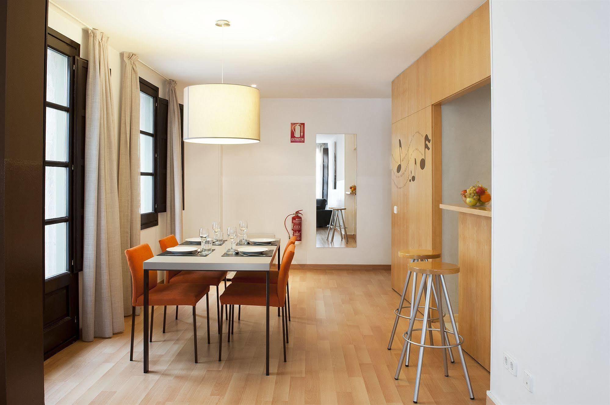 Aspasios Plaza Real Apartments Барселона Екстериор снимка